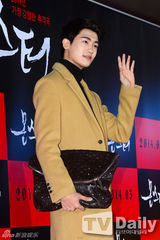 组图：李妍熙郑丽媛等靓装助阵《Monster》试映