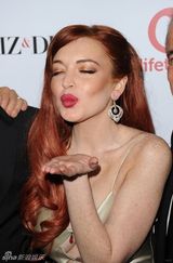 组图：林赛-罗韩低胸曳地长裙亮相新片首映