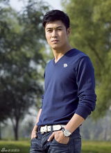 组图：孙玮拍夏日户外写真 阳光帅气柔情兼备