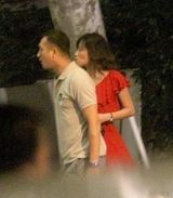 组图：黄觉疑似有新欢 牵手白裙女骑摩托秀恩爱