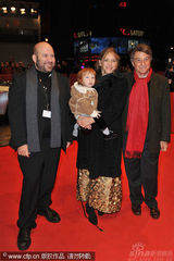 幻灯图集：《谜团》首映 女导演抱宝宝亮相