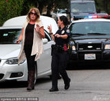 组图：小贝出交通事故被交警问话 车头严重损坏