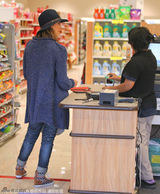 组图：阿尔芭时尚出街 宽边帽配破洞牛仔裤