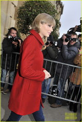 组图：泰勒优雅亮相巴黎 红色外套抢镜十足