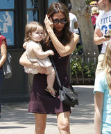 组图：维多利亚携子女出行小七可爱