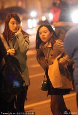 组图：李咏全家看艾薇儿个唱 女儿穿黑丝显成熟