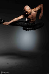 组图：1983组合新照 眼神犀利显阳刚绅士