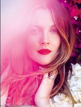 组图：38岁巴里摩尔红唇登杂志 手持鲜花妩媚