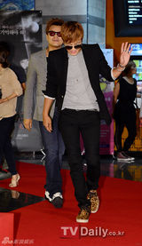 组图：朴振英SEVEN等捧场《两个月亮》