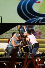 组图：莫文蔚提前穿白纱 卖性感与张亚东同台演出