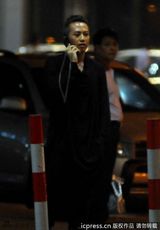 组图：邓超全黑装现身机场 返上海陪待产老婆孙俪