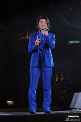 组图：郑伊健开唱秀肌肉与女模热舞 蒙嘉慧现身支持