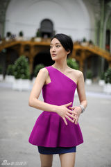 组图：范冰冰周迅巴黎秀 白裙玫红套装各有特色