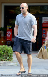 组图：硬汉斯坦森帅气出街 墨镜混搭人字拖