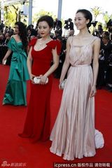 组图：《浮城谜事》剧组亮相戛纳 郝蕾齐溪争艳