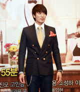 组图：韩剧《浪漫小镇》宣传 成宥利闵孝琳美腿PK