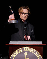 组图：德普荣获杰出造型奖 登台大展熟男魅力