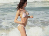 组图：超模伊莎贝儿2013泳装大片曝光 沙滩湿身性感