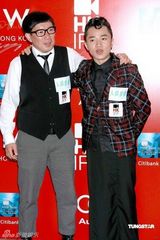 幻灯图：《人间喜剧》首映 杜汶泽王祖蓝造型搞怪