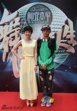 组图：《舞出我人生》唐艺昕黄裙显飘逸