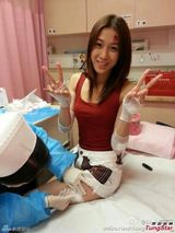 组图：钟嘉欣伤手后恢复笑容 网上报平安