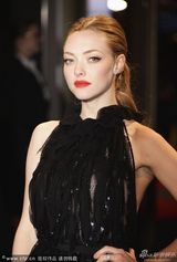 组图：《悲惨世界》首映 海瑟薇秀腿阿曼达露背