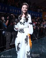 组图：胡灵长裙亮相大学生电影节 与高圆圆撞衫