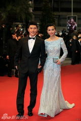 组图：冯绍峰戛纳三日五款造型 优雅着装获赞得体