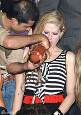 组图：小天后艾薇儿夜店狂欢遭异性强灌酒