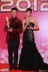 组图：黎耀祥三夺视帝杨怡封后 后台合影亲吻奖杯