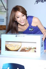 组图：隋棠穿紫色连衣裙代言秀修长美腿