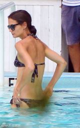 组图：克鲁斯爱女苏瑞游水出水芙蓉 凯蒂暴瘦