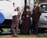 组图：苏珊大妈穿越扮相现身片场 将亮相大银幕