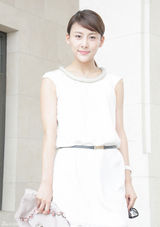 组图：贾青街拍白色连衣裙搭配红底高跟鞋