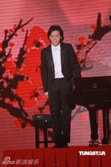 组图：郭书瑶井柏然牵手献唱亚视 张敬轩盼解封