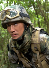 组图：张博《战雷》演血性工兵 丛林战默然淌泪