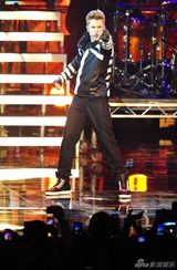组图：比伯献唱MTV颁奖礼现场 眉头紧锁酷味十足