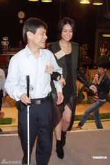 组图：谢安琪称婆婆沟通无代沟 罗霖中秋做慈善