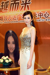 组图：吴佩慈挑战华贵金属装 低调不失奢华