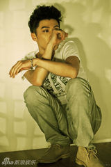 组图：乔任梁摇滚小子变性感型男 魅惑演绎忧郁王子