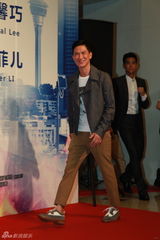 组图：《激战》首映 张家辉与李馨巧欢乐打闹