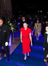 组图：黄奕优雅红裙现身 拒谈骂战将发EP