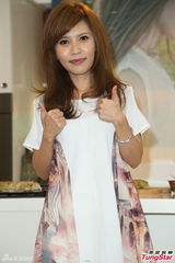 组图：新加坡家庭主妇为圆梦出道发专辑