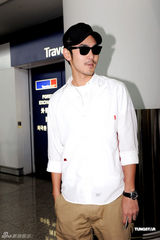 组图：阮经天入围金马影帝 粉丝接机提前恭喜