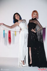 组图：小S杨丞琳同性暧昧 激情互摸挑逗尺度大