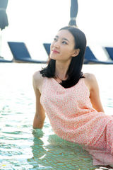 组图：王丽坤泳池湿身写真 清新灵动笑靥如花