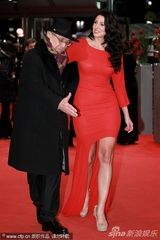 组图：《制胜一击》首映 吉娜-卡拉诺秀美腿