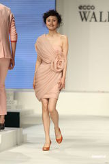 组图：袁泉产后复出粉嫩走秀 优雅秀香肩显成熟