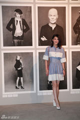 组图：林鹏亮相摄影展 清新裙装增色时尚之夜