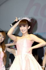 组图：郭书瑶发专辑粉嫩庆功 自曝曾苦等周董签名